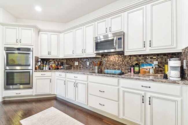 Building Photo - Spacious 4 Bed, 2 Bath Single Family Home ...