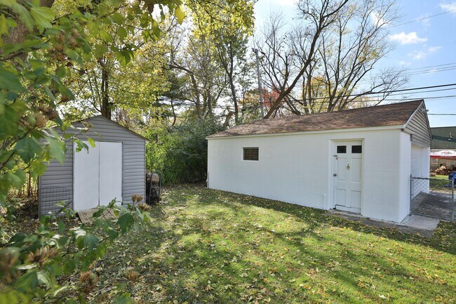 Building Photo - 925 Blenheim Rd