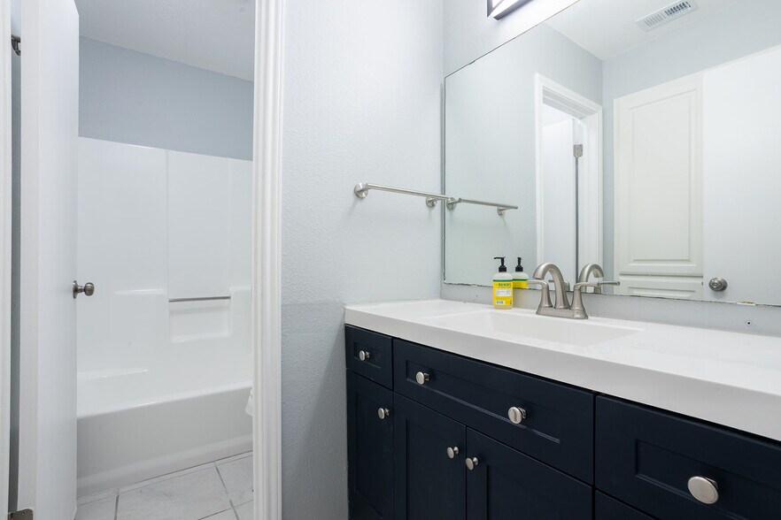 Hallway Bath - 5275 Meadow Rise St