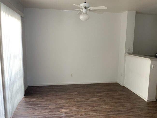 Building Photo - Lovely 3 bedroom town home with attached garage