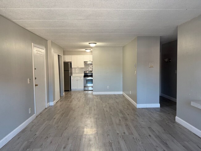 Building Photo - Oversized 2BR Apartment