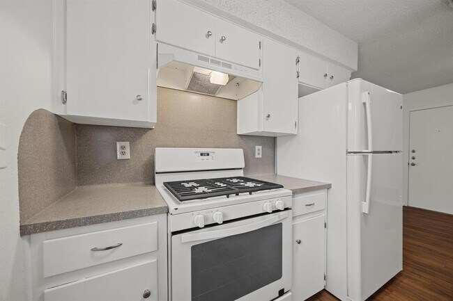 Building Photo - 6204 Linda Ln