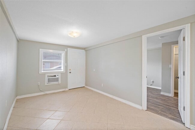 Building Photo - Lovely 2 Bedroom 2 Bath Duplex