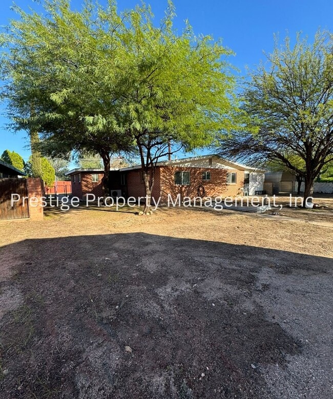 Building Photo - Centrally located 4/2.5 Brick House!!!