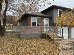 Building Photo - Updated Independence Duplex, Fort Osage SD