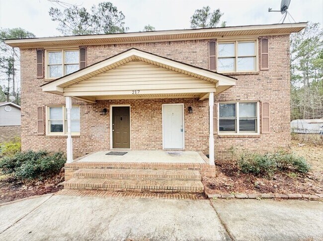 Building Photo - Updated Two Bedroom Townhome