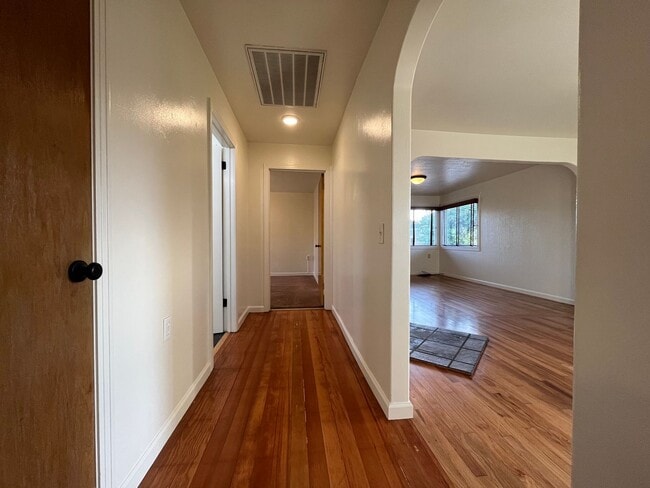 Building Photo - Pet Friendly! 2 Bed, 1 Bath Home with a Fu...