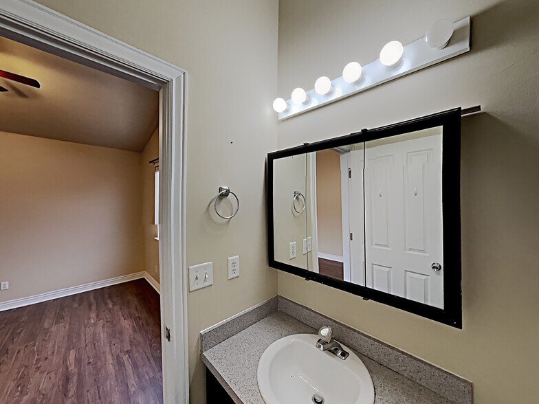 Building Photo - 3721 Lake Vista Dr