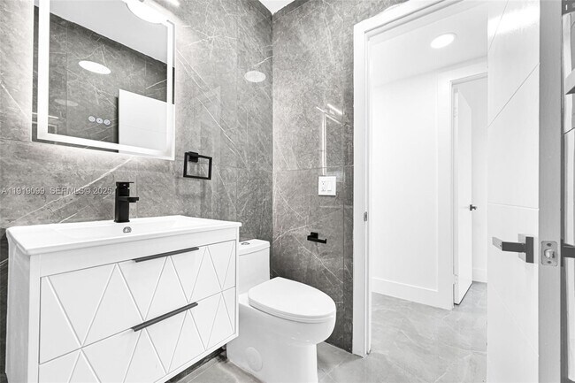 Building Photo - 4040 SW 108th Ave