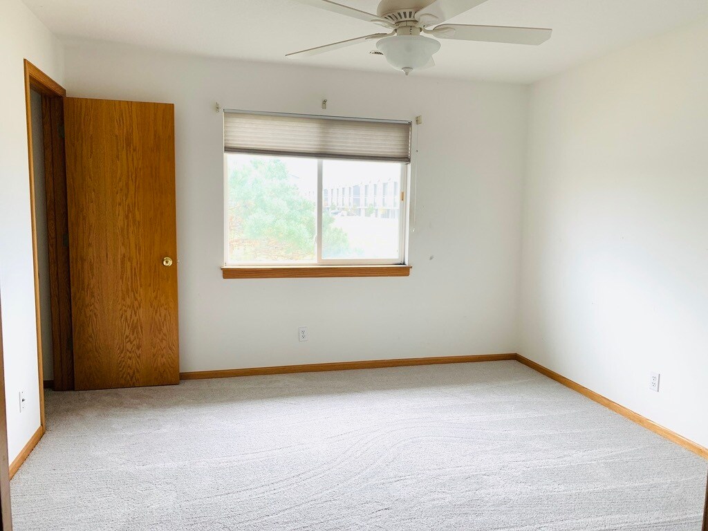 Building Photo - 3470 Parkwild Dr