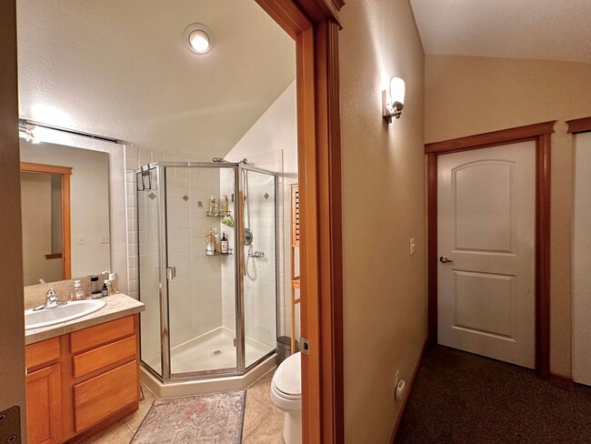 Building Photo - Modern 3BR | 2.5BA Townhome with Private T...