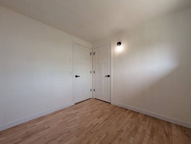 Building Photo - updated 4bed/2bath duplex near Oakway Rd