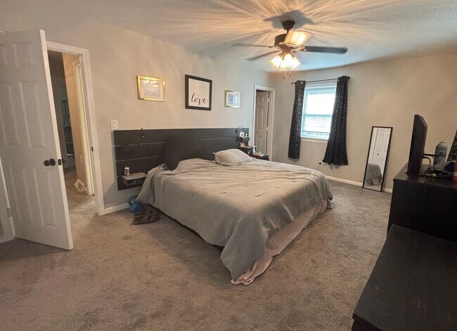 Building Photo - Close to Stonefield Shopping, UVA and walk...