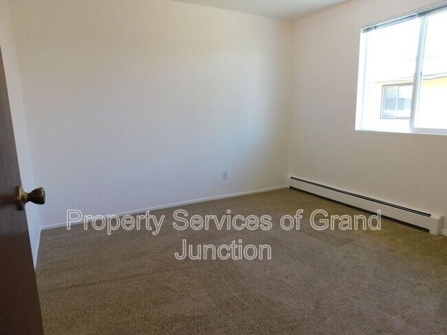 Building Photo - 3292 Lombardy Ln