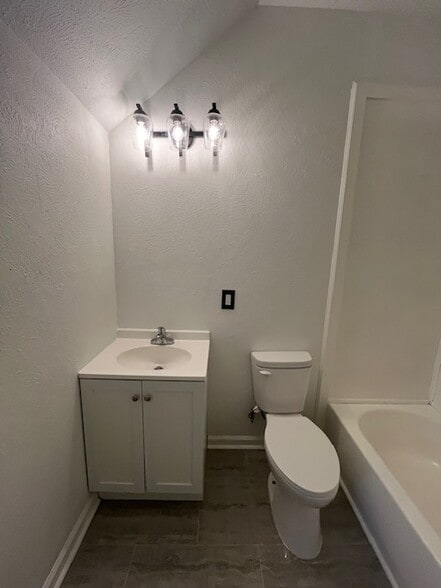 Building Photo - 934 W Garfield Ave