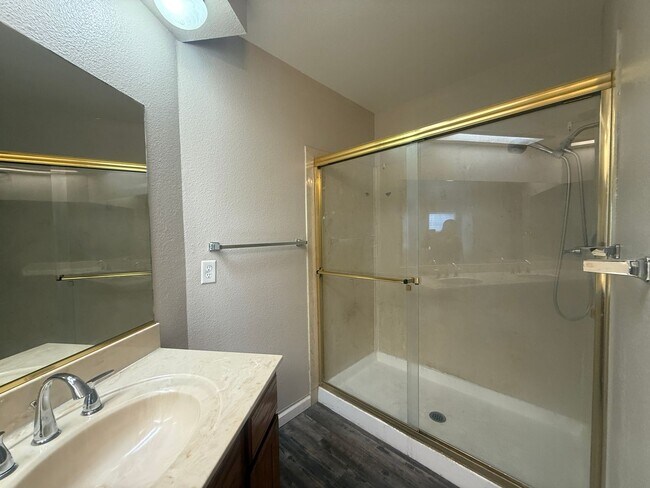 Building Photo - 3-bedroom, 2-bath home in Visalia, CA!