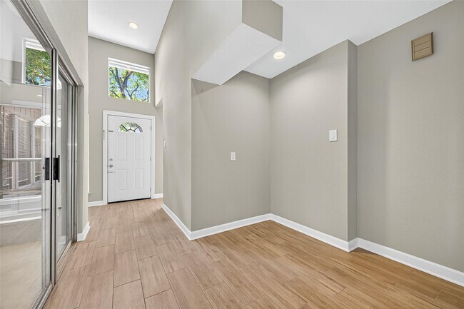 Building Photo - 5054 Pine Cliff Dr