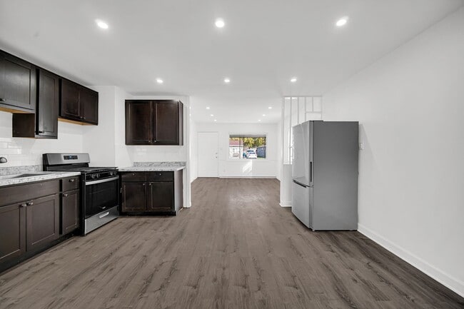 Building Photo - 3 Bedroom 1 Bathroom House for Rent!