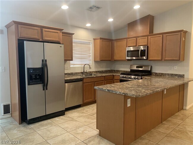 Building Photo - 548 Zuber Ave