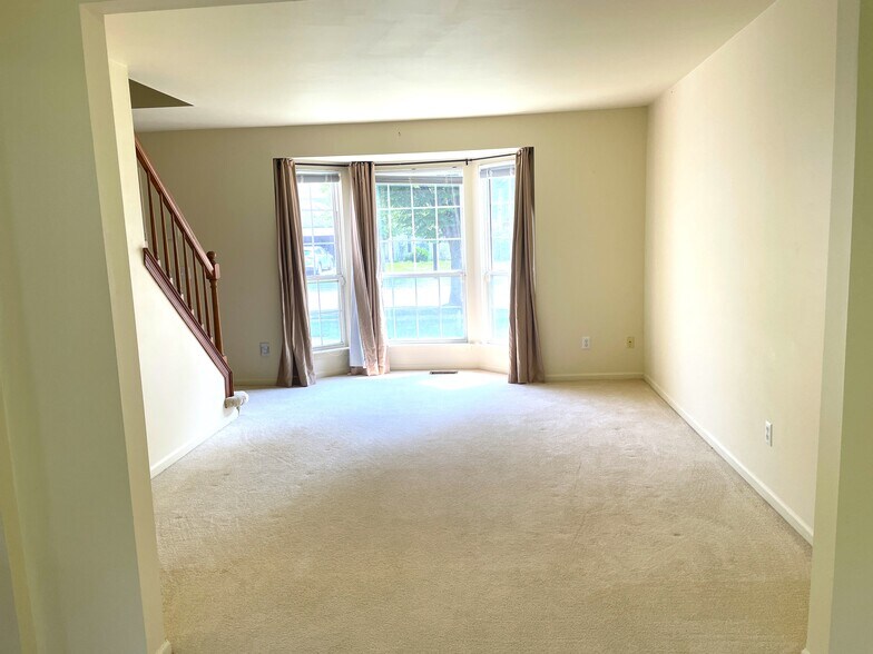 Living Room - 3048 Turnberry Ln
