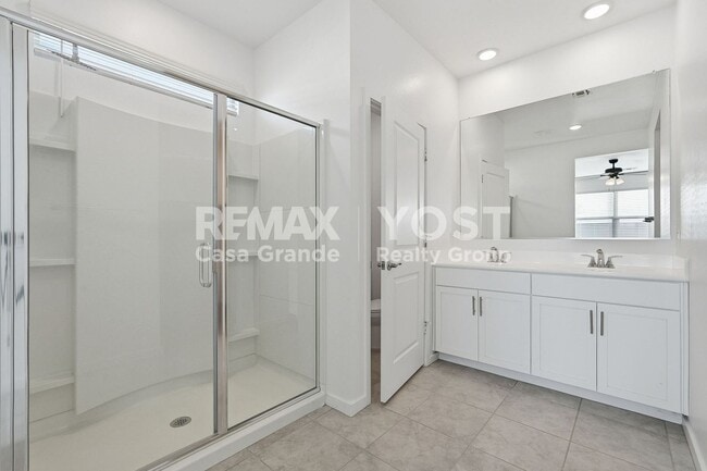 Building Photo - Move-In Ready Beauty with Granite Counters & Private Backyard!