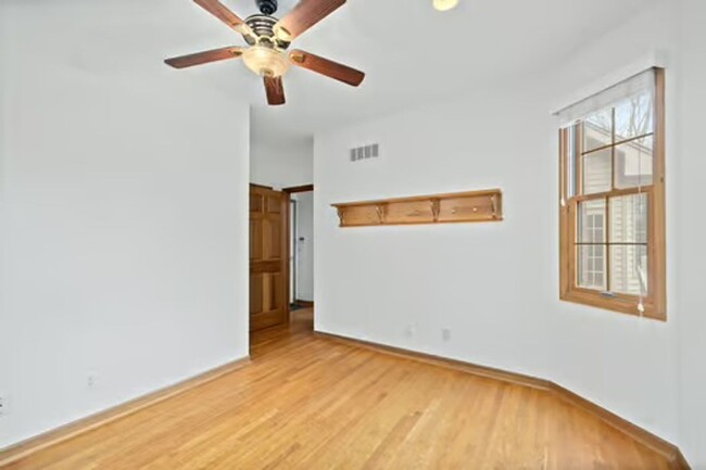 Building Photo - Silverton- Meticulous 4+ bedroom, 5ba, 2 car