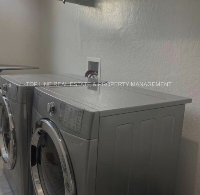 Building Photo - 2 Private rooms one bath For rent NW Visalia