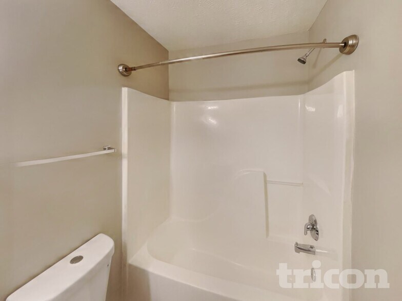 Building Photo - 3230 Oneida Ct