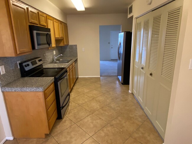 Building Photo - Tempe Townhouse 2 Bed/1Bath Single Story w...