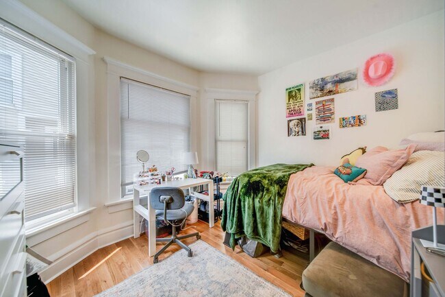 Building Photo - Ultimate 6-Bedroom House with Amazing Front Porch!