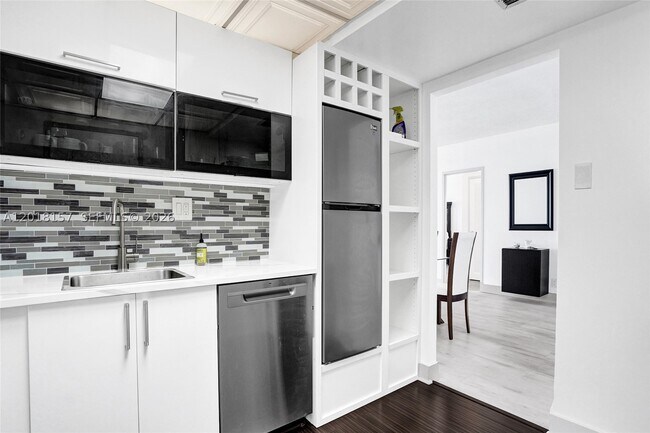 Building Photo - 3725 S Ocean Dr