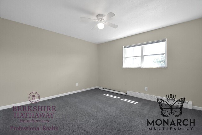 Building Photo - 2 Bedroom Townhouse Apartment- HUGE WALK IN CLOSET