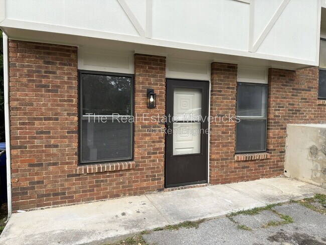 Building Photo - 2318 Green Forest Dr