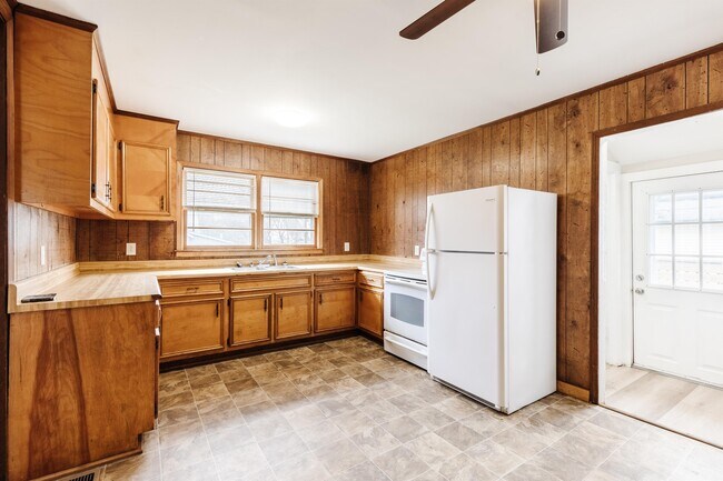 Building Photo - 22 E 7th St