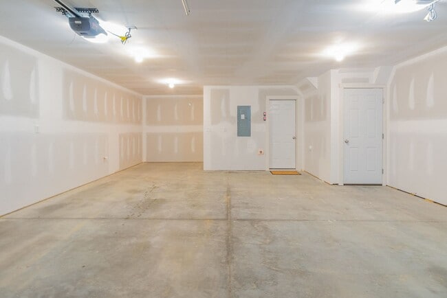 Building Photo - Modern 2025 Townhome | Open-Concept Living, Chef’s Kitchen with Large Island & 2-Car Garage