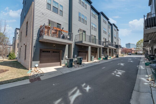 Building Photo - (Coming Soon) 3 Bedroom Townhome minutes from South End!