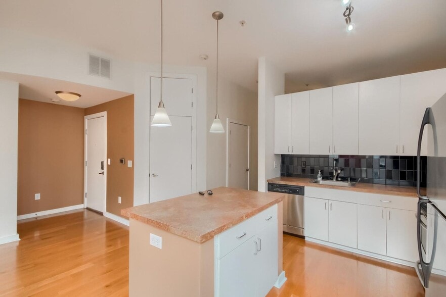 Building Photo - 525 E 6th St