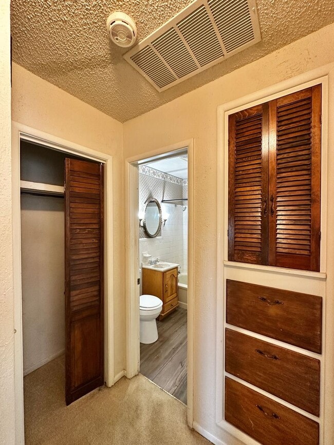 Building Photo - 3 Bedroom