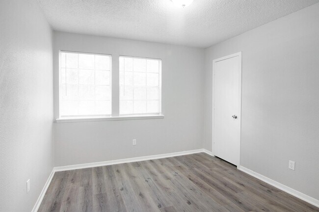 Building Photo - 23710 Farm Hill Dr