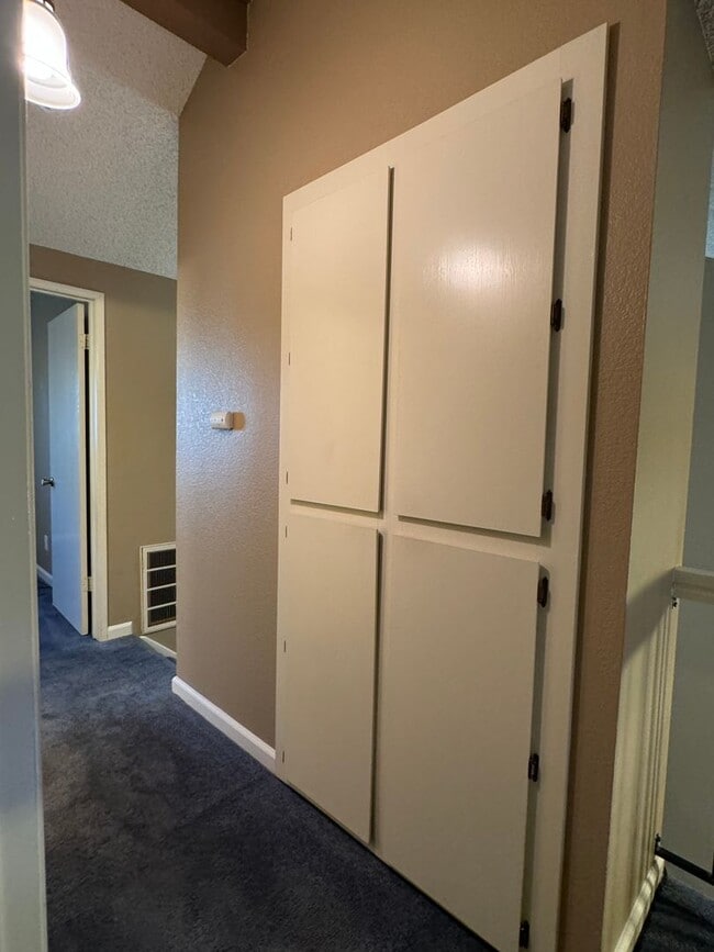 Building Photo - Nicely updated condo in Cirby Woods III