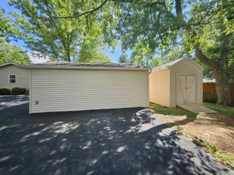Building Photo - 8376 Priem Rd