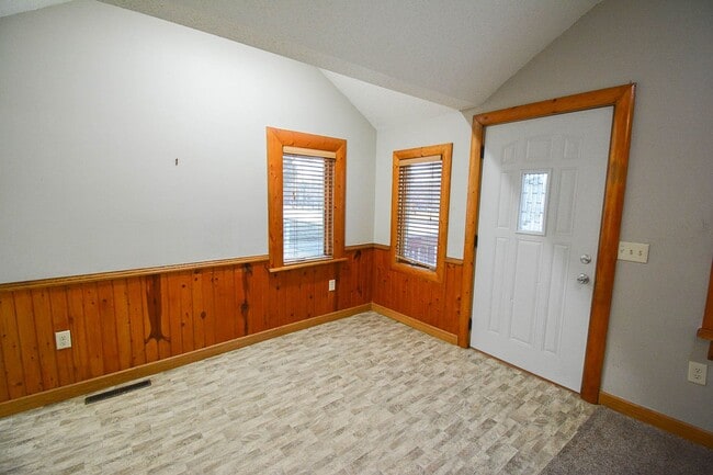 Building Photo - Rent Special!  2 Bed, 1 Bath Home Near Mayo Clinic