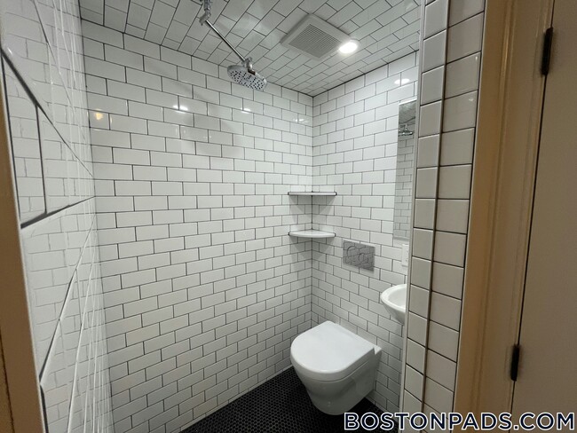 Building Photo - 28 A Cherry St