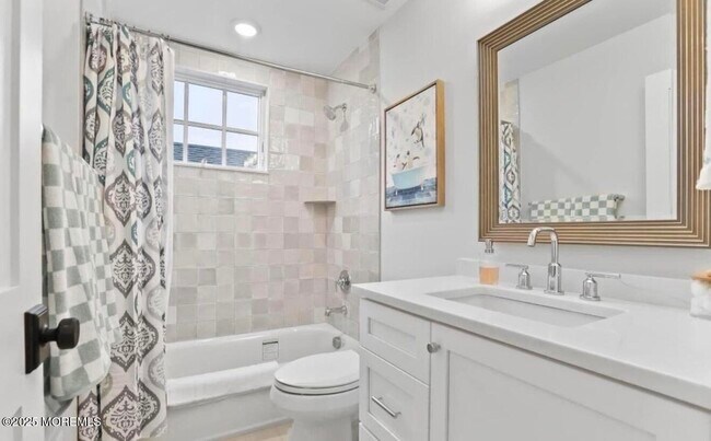 Building Photo - 7 Center St