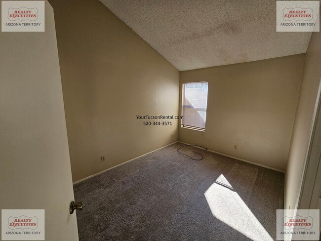 Building Photo - Los Reales & Cardinal area 2/2 with A/C & covered parking