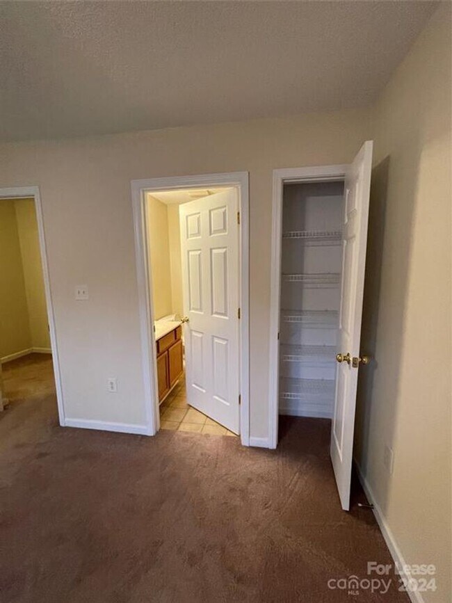 Building Photo - Spacious 2BR 2BA Townhome In Prime Location!