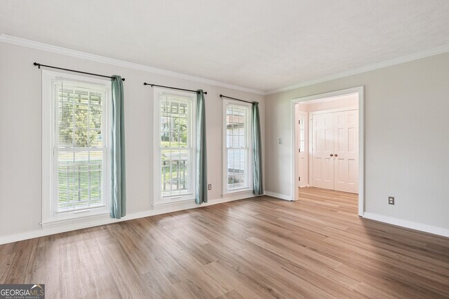 Building Photo - 5206 Clearwater Dr SW