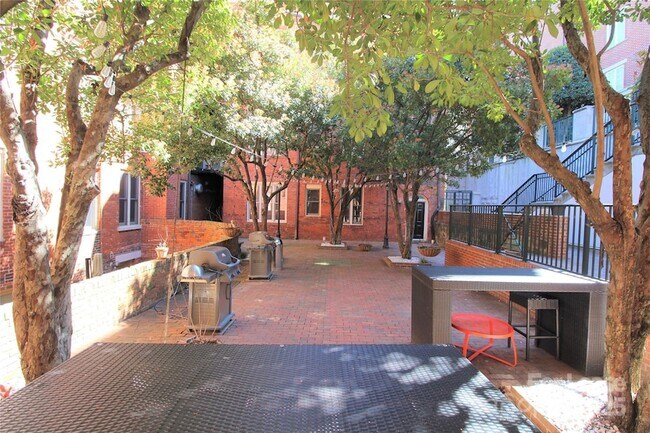 Building Photo - 229 N Poplar St