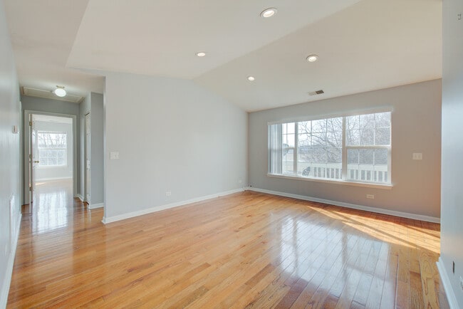 Building Photo - 974 N Village Dr