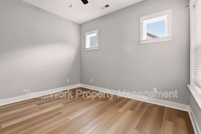 Building Photo - 553 Sound Dr